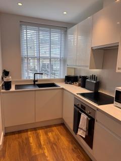 Stunning, newly refurbished flat - 8