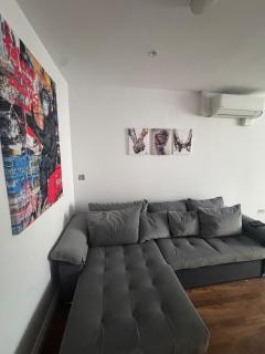 Stunning, newly refurbished flat - 9