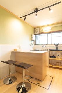 100 square meters up to 11 people Namba Direct Bus 3 mins JR Osaka Loop Line Station 8 mins Train to Namba 12 mins, USJ 30 mins Kyoto Nara OK - Osaka - 8
