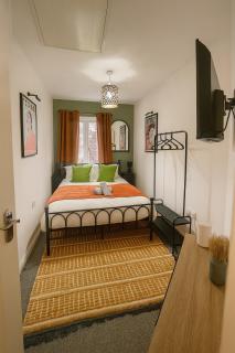 2 Bed Flat, Sale, Pets Welcome, Private Parking, Netflix, Sleeps 6 - Timperley - 5