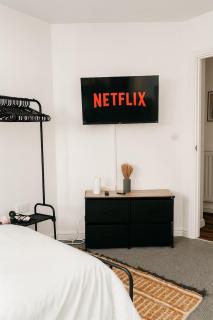 2 Bed Flat, Altricham , Pets Welcome, Private Parking, Netflix, Sleeps 6 - 7