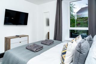 King Bed - Sleeps 2 - Wi-Fi - Good Amenities Around Area - Smart TV's in All Rooms - Secure Entry - Get in touch Central Short Lets Dundee - 2