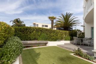 Sunny Courtyard Dreaming Downtown with Pool & Gym - 6