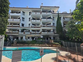 Sunny 2BR Apartment with Pool, Calahonda Beachside - 9