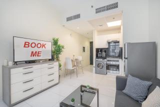 StayShort - Spacious Studio in JVC for 2 people with Pool - 8