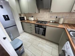 Wheatcroft Sleeps 7 Long Stays Parking and Wi-Fi - Swindon - 1