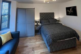 East London 1-Bed Apt Sleeps 2 with Parking - 8