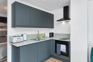 Matlock Town Centre Flat Near Transport Links - 7