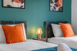Free parking - 6 Bedroom Home - Colchester - 3