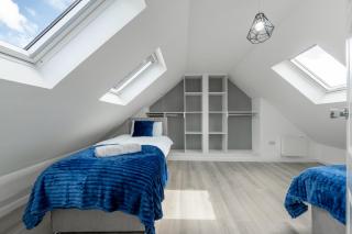 Free parking - 6 Bedroom Home - 1