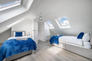 Free parking - 6 Bedroom Home - 2