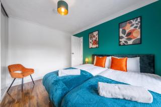 Free parking - 6 Bedroom Home - 4