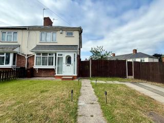 Spacious 3-Bed Home Contractor-Friendly with Parking in Wolverhampton - Wolverhampton - 0