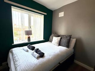 Spacious 3-Bed Home Contractor-Friendly with Parking in Wolverhampton - 8