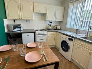 Spacious 3-Bed Home Contractor-Friendly with Parking in Wolverhampton - Wolverhampton - 8