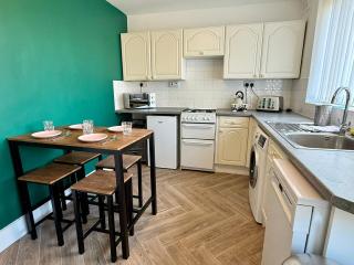 Spacious 3-Bed Home Contractor-Friendly with Parking in Wolverhampton - Wolverhampton - 5