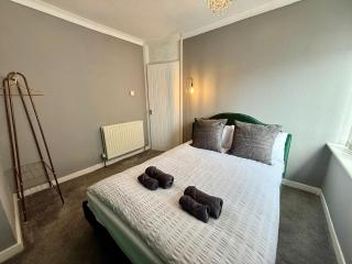 Spacious 3-Bed Home Contractor-Friendly with Parking in Wolverhampton - Wolverhampton - 6