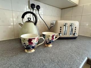 Spacious 3-Bed Home Contractor-Friendly with Parking in Wolverhampton - Wolverhampton - 3