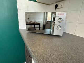 Spacious 3-Bed Home Contractor-Friendly with Parking in Wolverhampton - Wolverhampton - 2