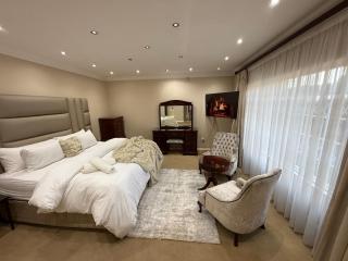 Elegant 5BR House with Pool, Gourmet Kitchen and Reliable Generator - 0