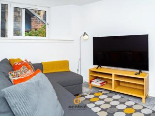 Castle Street by CENTRAL SERVICED APARTMENTS - Heart of City Centre - 2 x Double Bedrooms - Working Desk Spaces - Smart TVs in All Rooms - Close to Transport Routes - Fully Equipped - Dundee - 3