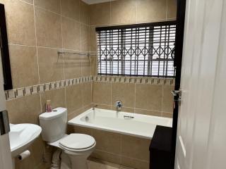 Elegant 5BR House with Pool, Gourmet Kitchen and Reliable Generator - Johannesburg - 8