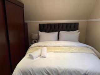 Elegant 5BR House with Pool, Gourmet Kitchen and Reliable Generator - Johannesburg - 4
