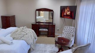 Elegant 5BR House with Pool, Gourmet Kitchen and Reliable Generator - Johannesburg - 2