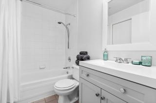 Highrise Cityview Stay near Robson Square and Skytrain for 6 - 7