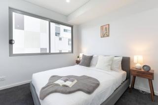 Bright & Airy 2BR - Steps to Station & Westfield - Sydney - 0