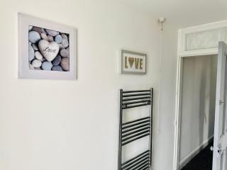 Classy 3 BR Home Near City Centre, University and QMC - Free Parking & Wi-Fi - Sleeps 6 - Nottingham - 2