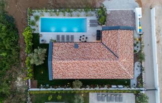 Villa Flores by Villas Guide - 1