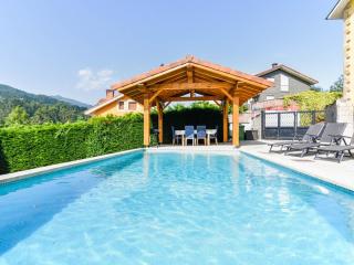 Amplia casa con piscina - - 2