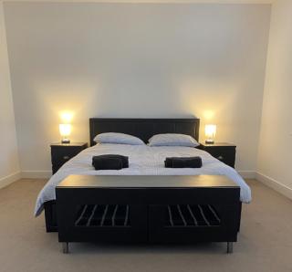 Beautiful Family 4 Bedroom Home close to Colchester Station for Corporate, Contractors, Family, Commuters to London, Groups, Hospital, University, Relocation, Free WiFi, Free Parking, with Workstation & Garden - Colchester - 6