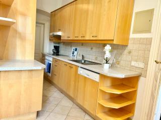 Long Term Stylish Apartment with Free Parking - 9