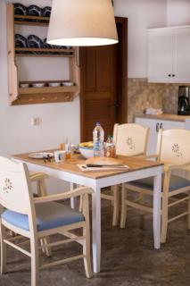 Villa Thalassa Suites 3 Modern Comfort Traditional Greek Charm Private Courtyards Steps From Lindos Square Beach - Lindos - 5