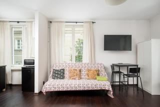 Old Town Square Black & White Studio by BookingHost - 4