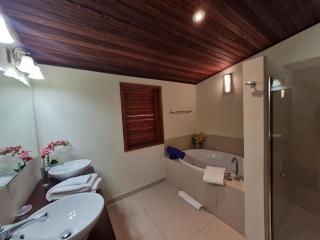 Beautiful 2 Bedroom Beach House - Nonsuch Bay - Gaynors - 2