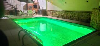 Belíssima Casa a Beira Mar com Piscina Aquecida Cobrado a Parte, 5 Quartos com Ar Condicionado, Amplo Salão de Jogos com Mesas de Bilhar e Pebolim, Amplo Espaço Externo com Churrasqueira em Deck Gourmet Coberto frente a Piscina,Tudo isso á Beira Mar - 2