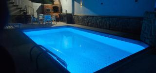 Belíssima Casa a Beira Mar com Piscina Aquecida Cobrado a Parte, 4 Quartos com Ar Condicionado, Amplo Salão de Jogos com Mesas de Bilhar e Pebolim, Amplo Espaço Externo com Churrasqueira em Deck Gourmet Coberto frente a Piscina, Tudo isso á Beira Mar - Praia Grande - 7