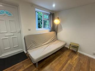 One Bedroom House Sleeps 4 Near Gatwick Airport- Free Parking - 7