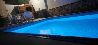 Belíssima Casa a Beira Mar com Piscina Aquecida Cobrado a Parte, 4 Quartos com Ar Condicionado, Amplo Salão de Jogos com Mesas de Bilhar e Pebolim, Amplo Espaço Externo com Churrasqueira em Deck Gourmet Coberto frente a Piscina, Tudo isso á Beira Mar - 9