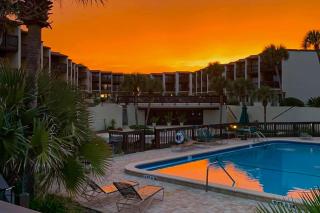 Oceanview condo with beach access, pool, tennis courts and private patio - 8