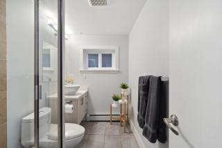 Spacious Kitsilano 2BR Suite with Street Parking for 6 Guests - 0