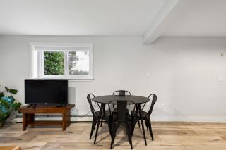 Spacious Kitsilano 2BR Suite with Street Parking for 6 Guests - 2