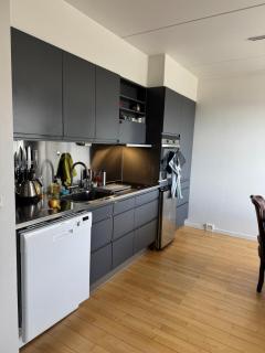 Central quiet neighborhood and with a view of water - 4