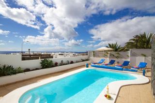Charming Los Mojones Villa 3 Bedrooms Child Friendly Pool Villa Lise Short Walk To Old Town Puerto Del Carmen - Tías - 0