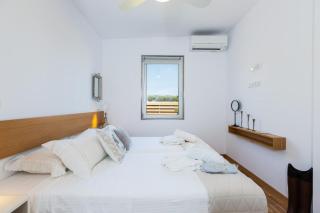 Extraordinary Rethymno Villa Villa Hantengu 3 Bedrooms Beach Front Private Outdoor Swimming Pool And Hot Tub Pigianos Kampos - Pigianos Kampos - 1