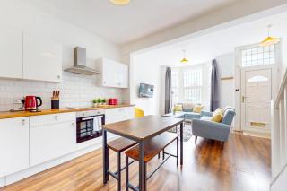 Bright 3Bed House 10Min to Meridian Water Station - Londen - 2
