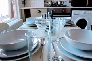 Luxe 1-Bed Apartment with Free Parking & Fast WiFi, West Norwood - 1
